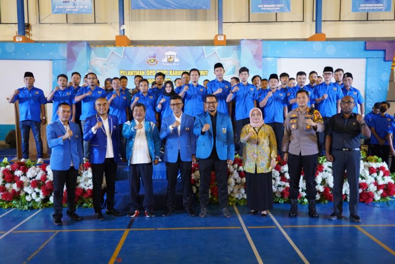 Bupati Garut, Rudy Gunawan, memberikan sambutan dalam acara Pelantikan DPD KNPI Garut Periode 2022-2025, di SOR R.A.A Adiwijaya, Kecamatan Tarogong Kidul, Kabupaten Garut, Rabu (6/7/2022).