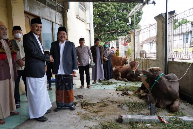 Pelaksanaan Salat Iduladha 1443 H/ 2022 M serta penyerahan hewan kurban yang dilaksanakan di Alun-alun Garut, Kecamatan Garut Kota, Kabupaten Garut, Minggu (10/7/2022).