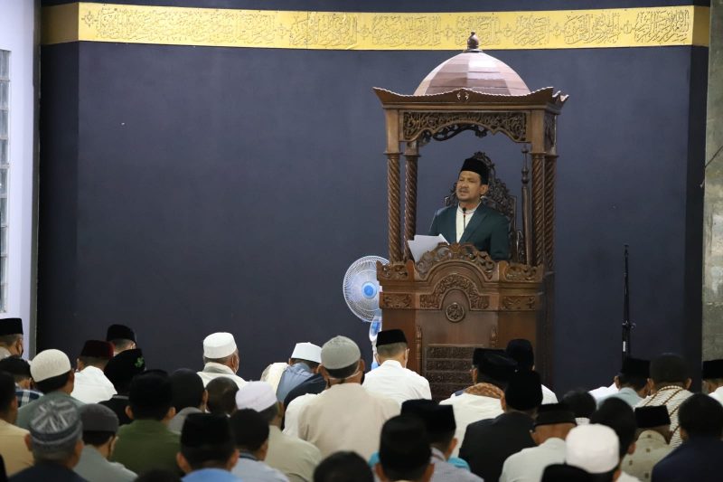 Wakil Bupati Garut, dr. Helmi Budiman, menyampaikan khutbah dalam pelaksanaan salat ied di Masjid Besar Kaum, Kecamatan Limbangan, Kabupaten Garut, Minggu (10/7/2022).