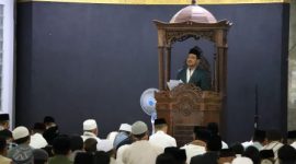 Wakil Bupati Garut, dr. Helmi Budiman, menyampaikan khutbah dalam pelaksanaan salat ied di Masjid Besar Kaum, Kecamatan Limbangan, Kabupaten Garut, Minggu (10/7/2022).