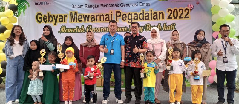 Pemimpin Pegadaian Cabang Garut Cecep Rahmat Bahtiar (baju biru) menyerahkan Piala dan Hadiah kepada pemenang lomba Mewarnai Pegadaian 2022, di Halaman Kantor Pegadaian Cabang Garut, Sabtu (23/7/2022)