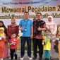 Pemimpin Pegadaian Cabang Garut Cecep Rahmat Bahtiar (baju biru) menyerahkan Piala dan Hadiah kepada pemenang lomba Mewarnai Pegadaian 2022, di Halaman Kantor Pegadaian Cabang Garut, Sabtu (23/7/2022)