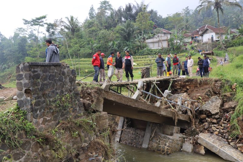 Wakil Bupati Garut, dr. Helmi Budiman, meninjau kondisi terkini lokasi terdampak bencana di Kecamatan Banjarwangi, Kabupaten Garut, Sabtu (23/7/2022).