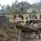 Wakil Bupati Garut, dr. Helmi Budiman, meninjau kondisi terkini lokasi terdampak bencana di Kecamatan Banjarwangi, Kabupaten Garut, Sabtu (23/7/2022).