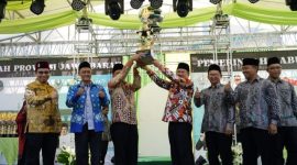 Bupati Garut, Rudy Gunawan, memberikan sambutan dalam acara Penutupan Porsadin ke - 6 Tingkat Provinsi Jawa Barat, di Alun-Alun Garut, Kecamatan Garut Kota, Kabupaten Garut, Minggu (31/7/2022).