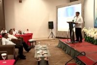 Direktur Utama PDAM Tirta Intan Garut Dr H Aja Rowikarim saat memberikan sambutan dalam Pendidikan dan Pelatihan Komunikasi Publik Menuju Pelayanan Prima. di Ballroom Kassiti 1 Fave Hotel, Jalan Cimanuk Tarogong Kidul, Rabu (13/7/2022).