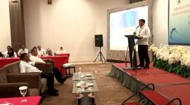 Direktur Utama PDAM Tirta Intan Garut Dr H Aja Rowikarim saat memberikan sambutan dalam Pendidikan dan Pelatihan Komunikasi Publik Menuju Pelayanan Prima. di Ballroom Kassiti 1 Fave Hotel, Jalan Cimanuk Tarogong Kidul, Rabu (13/7/2022).