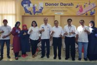 POTO BERSAMA. Kepala Kantor Pelayanan Pajak Pratama Garut, Dadang Karna Permana bersama jajaran pimpinan poto bersama dengan perwakilan dari PMI Garut, Senin (11/7/2022)
