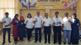 POTO BERSAMA. Kepala Kantor Pelayanan Pajak Pratama Garut, Dadang Karna Permana bersama jajaran pimpinan poto bersama dengan perwakilan dari PMI Garut, Senin (11/7/2022)
