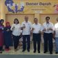 POTO BERSAMA. Kepala Kantor Pelayanan Pajak Pratama Garut, Dadang Karna Permana bersama jajaran pimpinan poto bersama dengan perwakilan dari PMI Garut, Senin (11/7/2022)
