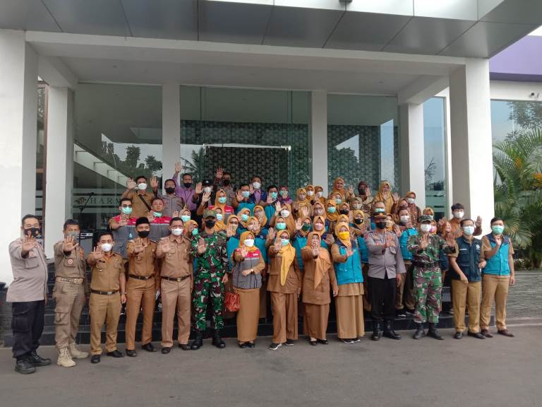 Lurah Pananjung Hermi Ridwan SE mengikuti launching Program TOSS (Temukan, Obati, Sayangi balita Stunting) Tingkat Kecamatan Tarogong Kaler di Hotel Harmoni Garut, Jalan Cipanas Baru Nomor 78, Kelurahan Pananjung, Kecamatan Tarogong Kaler, Senin (25/7/2022).