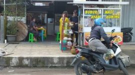 Warung Nasi Kuning dan Bubur Ayam P’Mbul di Jalan Terusan Pembangunan Tarogong Kidul, Garut