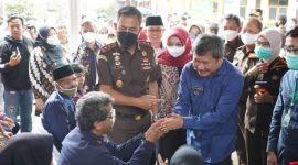 elaksanaan screening pasien operasi katarak bakti sosial dari Kejari Garut dan Kajati Jabar yang dilaksanakan di Klinik Baiturrahman, Jalan Merdeka, Kecamatan Tarogong Kidul, Kabupaten Garut, Senin (11/07/2022).