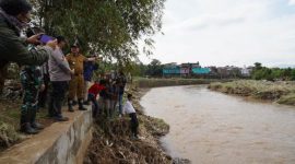 Kapolda Jabar, Irjen Pol. Suntana bersama Bupati Garut, Rudy Gunawan, mengecek lokasi terdampak bencana banjir di Kabupaten Garut di Kampung Dayeuhandap, Kecamatan Garut Kota, dan Kampung Cimacan, Kecamatan Tarogong Kidul, Kabupaten Garut, Senin (18/7/2022).