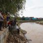 Kapolda Jabar, Irjen Pol. Suntana bersama Bupati Garut, Rudy Gunawan, mengecek lokasi terdampak bencana banjir di Kabupaten Garut di Kampung Dayeuhandap, Kecamatan Garut Kota, dan Kampung Cimacan, Kecamatan Tarogong Kidul, Kabupaten Garut, Senin (18/7/2022).