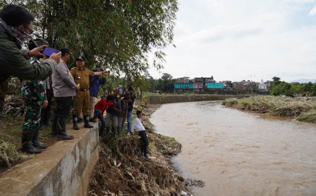 Kapolda Jabar, Irjen Pol. Suntana bersama Bupati Garut, Rudy Gunawan, mengecek lokasi terdampak bencana banjir di Kabupaten Garut di Kampung Dayeuhandap, Kecamatan Garut Kota, dan Kampung Cimacan, Kecamatan Tarogong Kidul, Kabupaten Garut, Senin (18/7/2022).