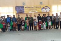 Kepala KPP Pratama Garut Dadang Karna Permana bersama Operator Pelaksana Khitanan dr H Trisna Rahadyasa beserta panitia khitan dan peserta khitanan massal poto bersama dalam bakti sosial khitanan HUT Pajak 2022, di Aula KPP Pratama, Kamis (7/72022)