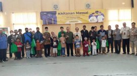 Kepala KPP Pratama Garut Dadang Karna Permana bersama Operator Pelaksana Khitanan dr H Trisna Rahadyasa beserta panitia khitan dan peserta khitanan massal poto bersama dalam bakti sosial khitanan HUT Pajak 2022, di Aula KPP Pratama, Kamis (7/72022)