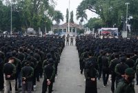 Ribuan Mahasiswa Universitas garut mengikuti acara penutupan Pendidikan Bela Negara (PBN) Universitas Garut, yang dilaksanakan di Alun-Alun Garut, Kecamatan Garut Kota, Kabupaten Garut, Kamis (14/7/2022).