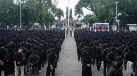 Ribuan Mahasiswa Universitas garut mengikuti acara penutupan Pendidikan Bela Negara (PBN) Universitas Garut, yang dilaksanakan di Alun-Alun Garut, Kecamatan Garut Kota, Kabupaten Garut, Kamis (14/7/2022).