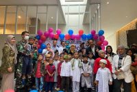 Hotel Haromoni Garut mengadakan Khitan Kadeudeuh dalam rangkaian HUT Harmoni ke-4, Khitan Kadeudeuh dilaksanakan di Hotel Harmoni Garut, Jalan Cipanas Baru Nomor 78 Pananjung Kecamatan Tarogong Kaler Kabupaten Garut, Rabu (6/7/2022).