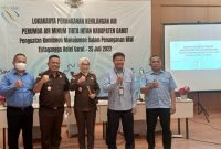 Kepala Kejaksaan Negeri Garut Dr. Neva Sari Susanti, SH, MHum dan Kasi Datun Fery Nopiyanto, SH foto bersama dengan Direktur Utama PDAM/PERUMDAM Tirta Intan Garut Dr H Aja Rowikarim bersama jajaran Direktur, usai menjadi pembicara dalam Lokakarya Penanganan Kehilangan Air, di Hotel Tirtagangga, Senin (25/7/2022).