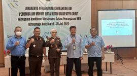 Kepala Kejaksaan Negeri Garut Dr. Neva Sari Susanti, SH, MHum dan Kasi Datun Fery Nopiyanto, SH foto bersama dengan Direktur Utama PDAM/PERUMDAM Tirta Intan Garut Dr H Aja Rowikarim bersama jajaran Direktur, usai menjadi pembicara dalam Lokakarya Penanganan Kehilangan Air, di Hotel Tirtagangga, Senin (25/7/2022).