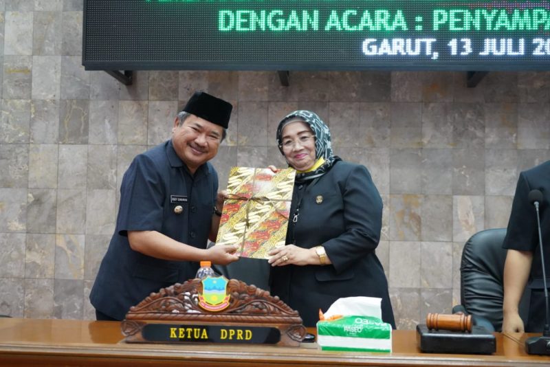 Bupati Garut, Rudy Gunawan menghadiri DPRD Kabupaten Garut Masa Sidang II Tahun Sidang 2022 yang dilaksanakan di Ruang Rapat Paripurna DPRD Garut, Jalan Patriot, Kecamatan Tarogong Kidul, Kabupaten Garut, Rabu (13/7/2022).