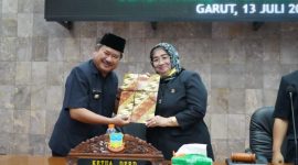 Bupati Garut, Rudy Gunawan menghadiri DPRD Kabupaten Garut Masa Sidang II Tahun Sidang 2022 yang dilaksanakan di Ruang Rapat Paripurna DPRD Garut, Jalan Patriot, Kecamatan Tarogong Kidul, Kabupaten Garut, Rabu (13/7/2022).