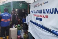 DT Peduli Garut bersama Tim Satguna DT menyalurkan NAsi Siap saji kepada penyintas Banjir Garut di Kampung Cipeujeuh RW 14 Kelurahan Paminggir, kecamatan Garut Kota.