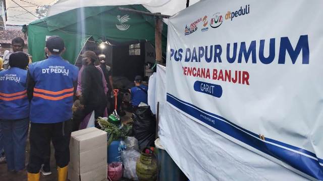 DT Peduli Garut bersama Tim Satguna DT menyalurkan NAsi Siap saji kepada penyintas Banjir Garut di Kampung Cipeujeuh RW 14 Kelurahan Paminggir, kecamatan Garut Kota.