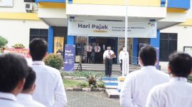 Kepala KPP Pratama Garut Dadang Karna Permana menyampaikan amanat Direktur Jenderal Pajak. saat membacakan sambutan dari Dirjen Pajak, dalam upacara peringatan puncak Hari Pajak Ke 77, di Halaman Kantor KPP Pratama Garut, Kamis (14/7/2022)