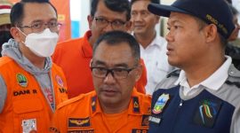 Direktur Utama PDAM Tirta Intan Garut Dr H Aja Rowikarim (kanan) usai mengikuti rapat koordinasi penanganan banjir Garut yang dilaksanakan pada Sabtu (16/7/2022) di kantor Badan Penanggulangan Bencana Daerah (BPBD) Garut
