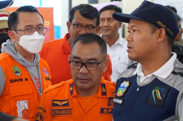 Direktur Utama PDAM Tirta Intan Garut Dr H Aja Rowikarim (kanan) usai mengikuti rapat koordinasi penanganan banjir Garut yang dilaksanakan pada Sabtu (16/7/2022) di kantor Badan Penanggulangan Bencana Daerah (BPBD) Garut
