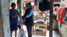 Bagian SDM PDAM Tirta Intan Garut Ita Juwita menyalurkan bantuan alat kebersihan kepad penyintas korban banjir di Sudika Indah, Senin (18/7/2022)