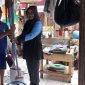 Bagian SDM PDAM Tirta Intan Garut Ita Juwita menyalurkan bantuan alat kebersihan kepad penyintas korban banjir di Sudika Indah, Senin (18/7/2022)