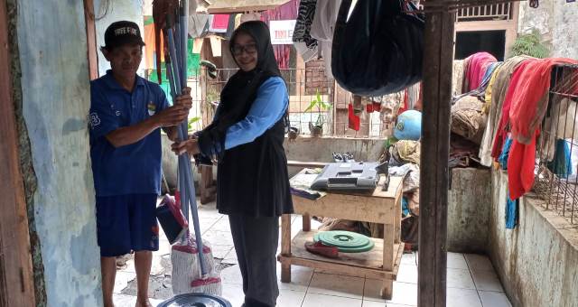 Bagian SDM PDAM Tirta Intan Garut Ita Juwita menyalurkan bantuan alat kebersihan kepad penyintas korban banjir di Sudika Indah, Senin (18/7/2022)