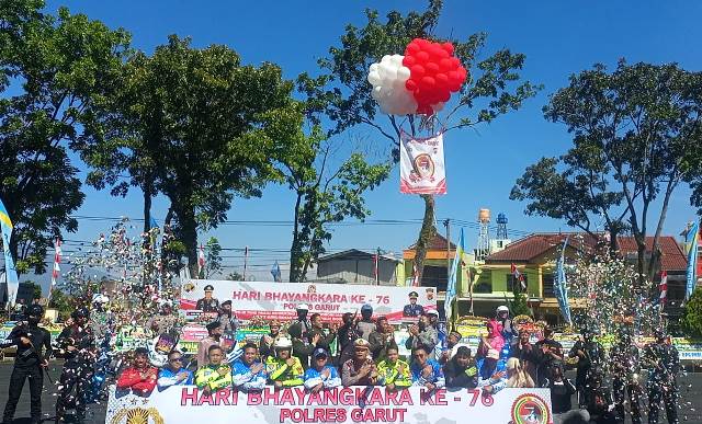 PELEPASAN BALON. Kapolres) Garut AKBP Wirdhanto Hadicaksono, SIK, M.SI. saat melakukan pelepsana balon dalam rangakaian kegiatan HUT Bhayangkara ke 76 di Mapolres Garut, Selasa (5/7/2022)