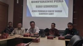 Ketua Badan Kehormatan DPRD Garut, Dadang Sudrajat,saat memberikan keterangan pers terkait pelemik lempar mic, di Ruang komisi 2 DPRD Kabupaten Garut, Rabu (27/7/2022)