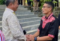 EMPATI. Menteri Pariwisata Ekonomi Kreatif Republik Indonesia Sandiaga S Uno, menyampaikan empati kepada Bupati Garut, H Rudy Gunawan saat bertemu di Forum W20 Summit 2022 di Kabupaten Simalungun, Rabu (20/7/2022).