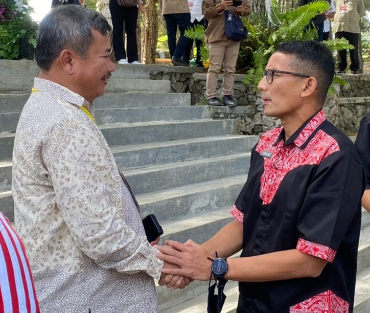 EMPATI. Menteri Pariwisata Ekonomi Kreatif Republik Indonesia Sandiaga S Uno, menyampaikan empati kepada  Bupati Garut, H Rudy Gunawan saat bertemu di Forum W20 Summit 2022 di Kabupaten Simalungun, Rabu (20/7/2022).