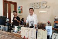 General Manager Warung Langsam 13, Billy Nur Akbar Paramita saat di Cafe langsam 13 Jalan Patriot Nomor 13 Sukagalih, Kecamatan Tarogong kidul, Rabu (20/7/2022).