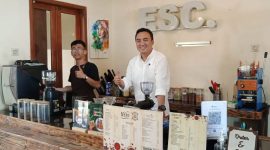 General Manager Warung Langsam 13, Billy Nur Akbar Paramita saat di Cafe langsam 13 Jalan Patriot Nomor 13 Sukagalih, Kecamatan Tarogong kidul, Rabu (20/7/2022).
