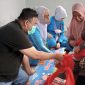 BINGKISAN.Anggota DPRD Fraksi PDI-Perjuangan Yudha Puja Turnawan memberikan bingkisan kepada anak yang di Imunisasi, kegiatan Bulan Imunisasi Anak Nasional (BIAN) di Posyandu RW 03 Kelurahan Karangmulya Kecamatan Karangpawitan, Kabupaten Garut, Kamis (4/8/2022).