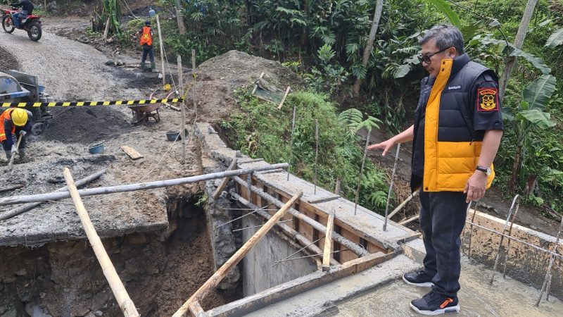 Bupati Garut, Rudy Gunawan, meninjau progress beberapa pembangunan infrastruktur di wilayah selatan Kabupaten Garut, Kamis (4/8/2022)