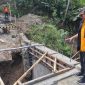 Bupati Garut, Rudy Gunawan, meninjau progress beberapa pembangunan infrastruktur di wilayah selatan Kabupaten Garut, Kamis (4/8/2022)