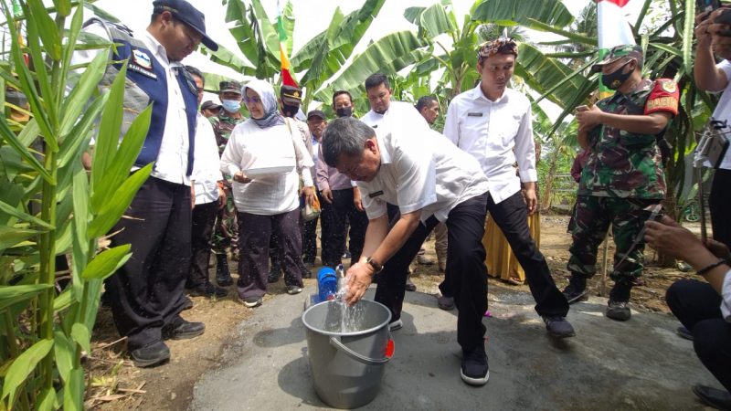 Bupati Garut, Rudy Gunawan meresmikan  Pembangunan Program Penyediaan Air Minum dan Sanitasi Berbasis Masyarakat (PAMSIMAS) Tahun Anggaran 2022 di Desa Karyamukti, Kecamatan Cibalong, Kabupaten Garut, Rabu (3/8/2022).