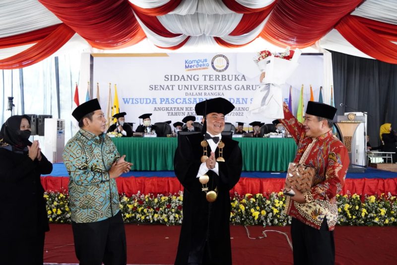 Bupati Garut, Rudy Gunawan menghadiri Wisuda Pasca Sarjana dan Sarjana Angkatan XXXIV Gelombang III Tahun Akademik 2021-2022 yang digelar di Halaman Universitas Garut, Jalan Raya Samarang, Kecamatan Tarogong Kaler, Kabupaten Garut, Sabtu (6/8/2022).