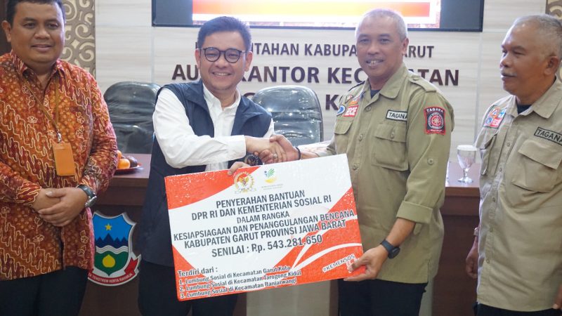 Kegiatan _Launching_ Program Lumbung Sosial untuk tiga lokasi terdampak bencana di Kabupaten Garut oleh Kemensos RI di Gedung Kecamatan Garut Kota, Kabupaten Garut, Sabtu (13/8/2022).