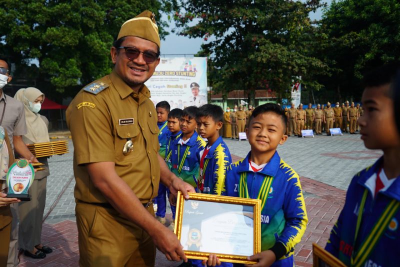 Wakil Bupati Garut, dr. Helmi Budiman memberikan penghargaan kepada SSB Pamong Praja Kelompok Umur 2012 yang menjadi juara dalam Sultan Super Soccer Tahun 2022 yang dilaksanakan di Lapangan Sekretariat Daerah (Setda), Jalan Pembangunan, Kecamatan Tarogong Kidul, Kabupaten Garut, Senin (22/8/2022).